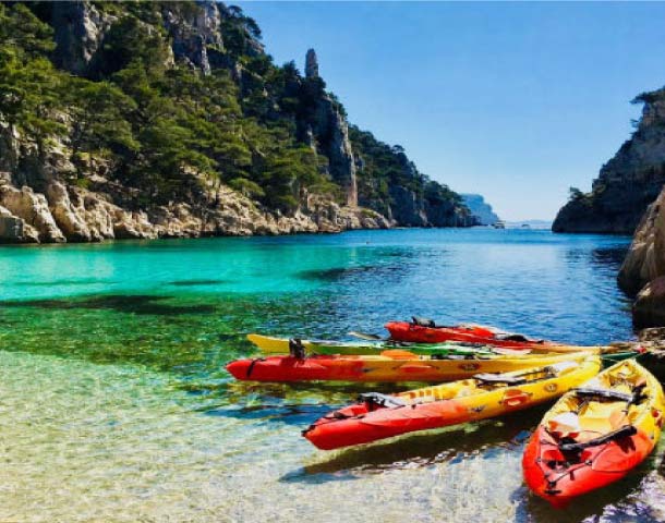 alt="kayaking trip in the calanques national park with calanques immersion"